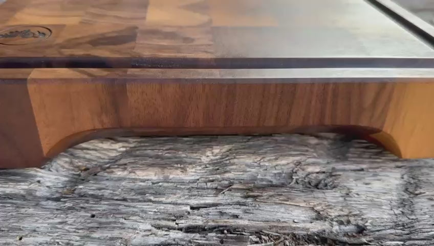 Kurzfilm von einem Hirnholz Schneideblock mit Saftrille und Griffmulden von Spessartbrett.