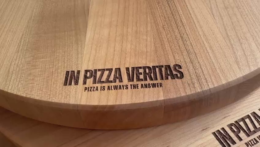 Film über runde Pizzabretter aus Kirschbaumholz.