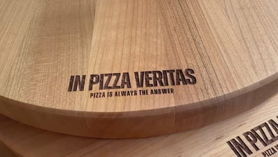 Film über runde Pizzabretter aus Kirschbaumholz.