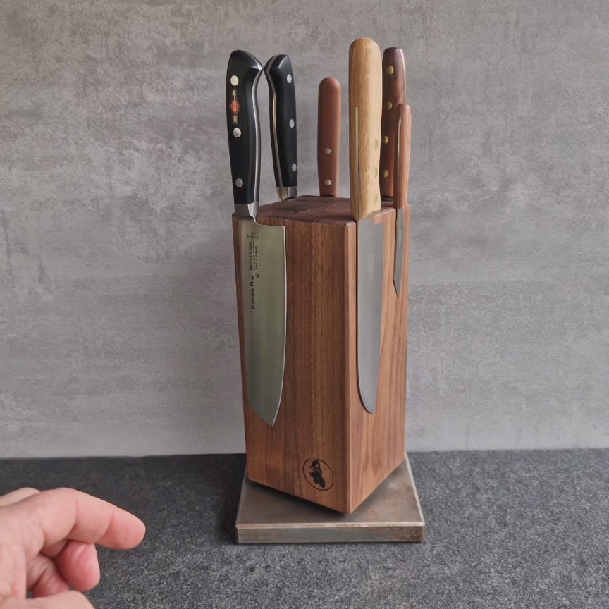 Kurzfilm über verschiedene Kochmesser an einem drehbaren magnetischen Messerblock.