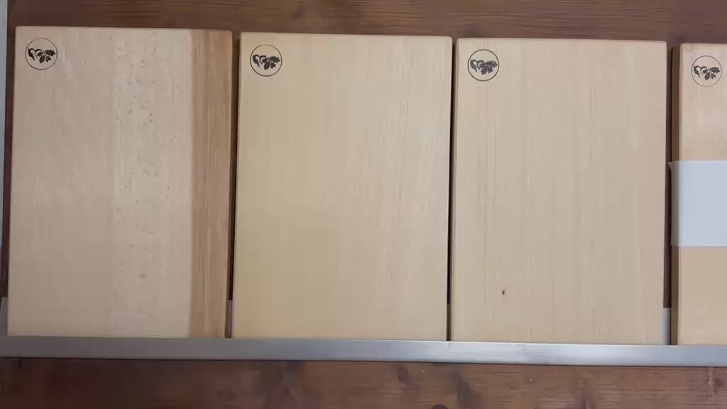 Massive Bretter aus einem Stück Buche.
Natürliche Farbverläufe im Buchenholz