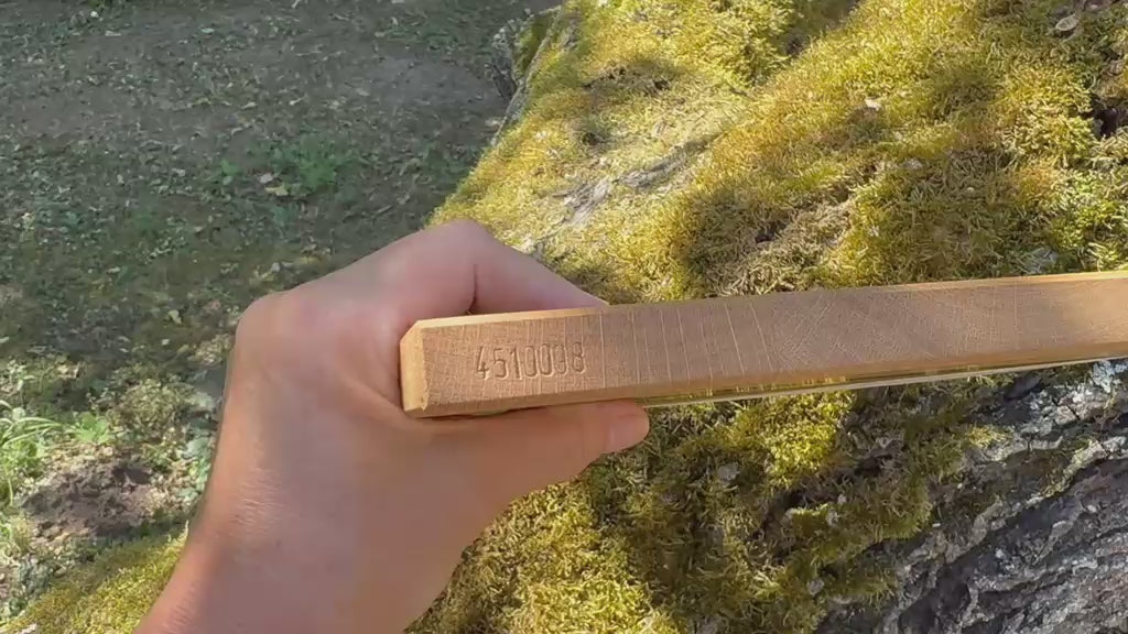 Per Hand eingeschlagene Seriennummer und Seriennummer Stempel auf der Banderole.