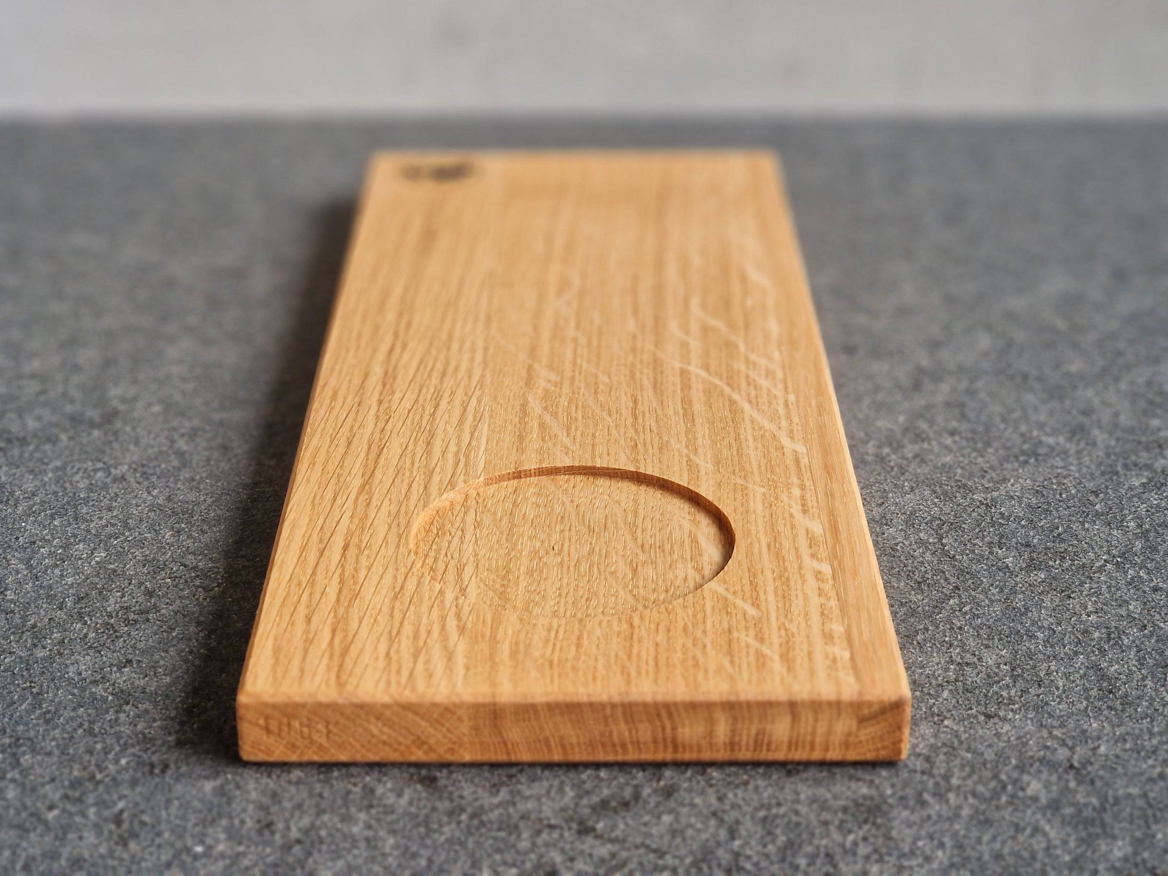 Seitenansicht eines Holz Tabletts aus massiver Eiche mit einer Mulde für eine große Tasse.