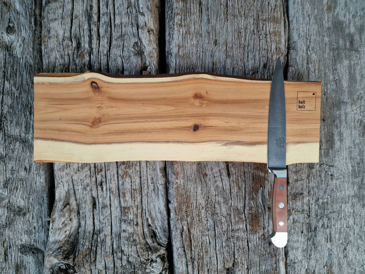 Güde Solingen Filiermesser auf einem Eibenholz Magnetmesserhalter auf alten Eichenbalken.