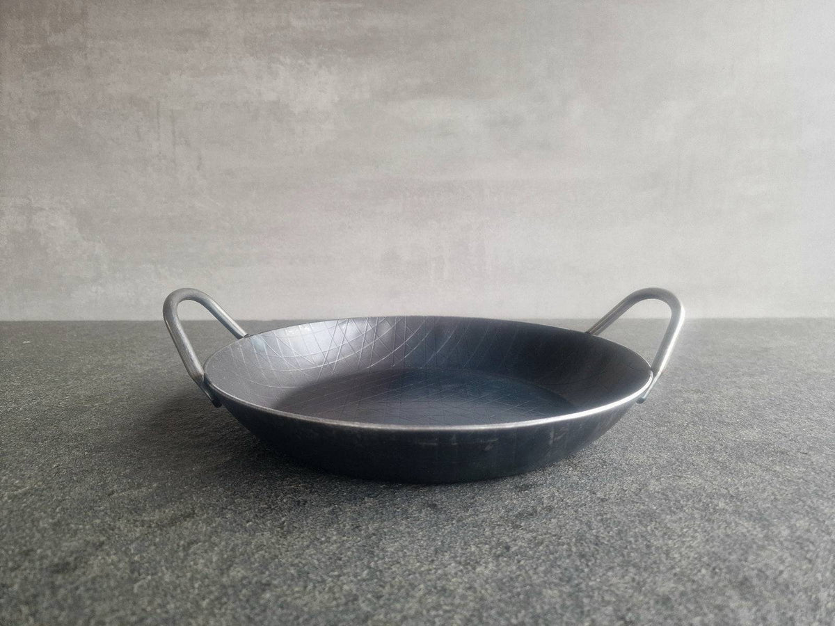 Servierpfanne aus Eisen mit 2 Griffen in der Größe 28 cm