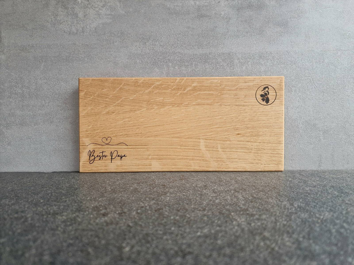 Vatertagsgeschenk: Holzbrett mit Lasergravur "Bester Papa" aus massiver Eiche.
