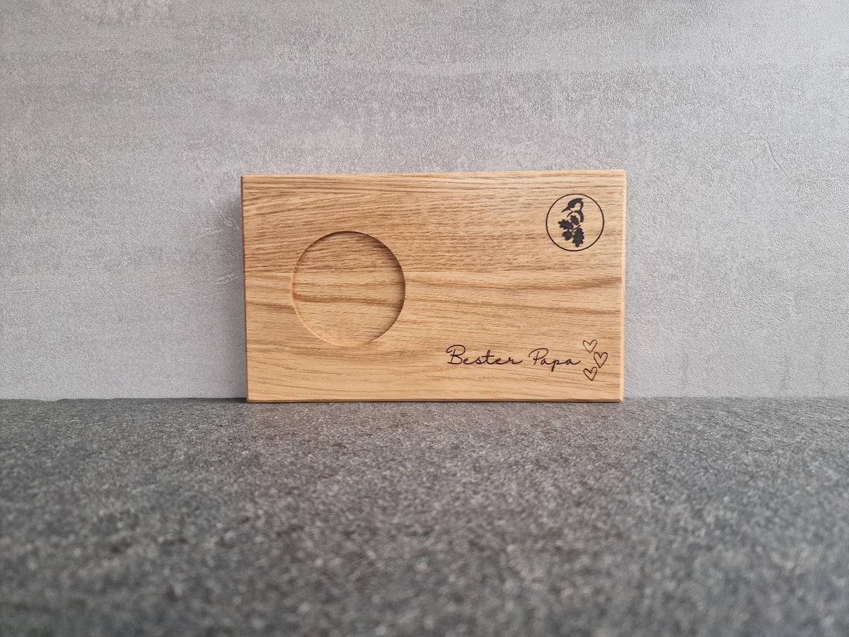 Holz Tablett aus Eiche mit einer Aussparung für eine Teetasse. Mit Lasergravur "Bester Papa".
