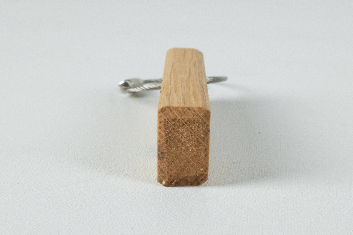 Seitenansicht im Detail eines Holz Schlüsselanhängers