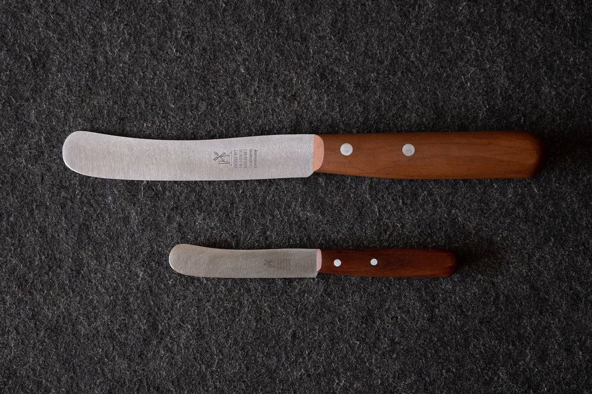 Größenvergleich zweier Buckelsmesser mit Pflaumengriff 