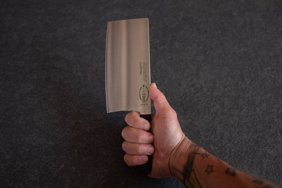 In der Hand ein chinesisches Kochmesser von Dick.
