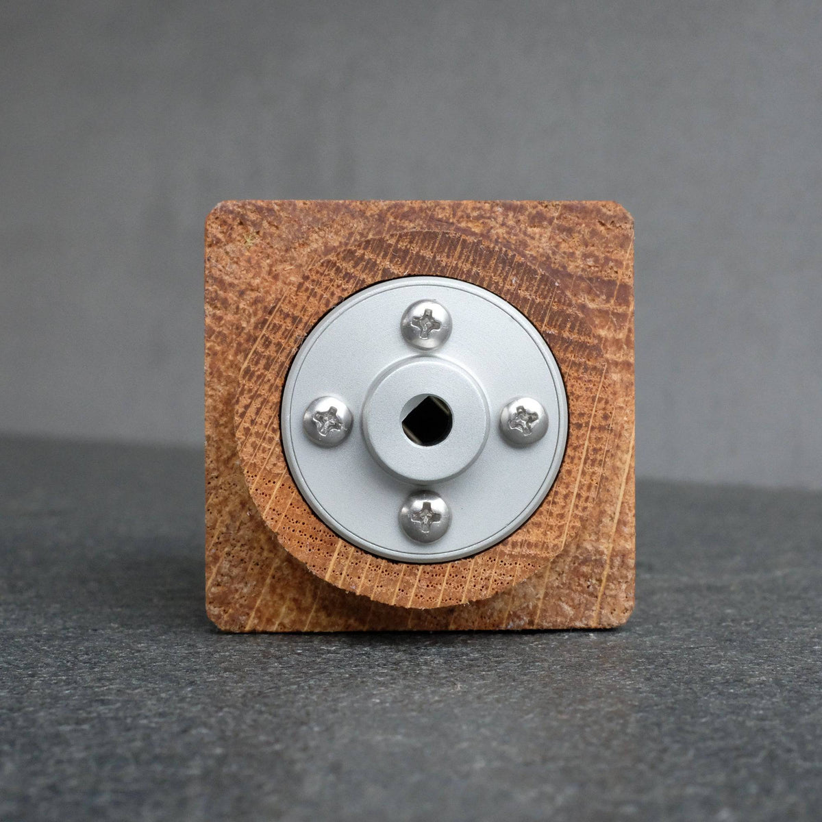 Pfeffermühlendeckel, Oberteil vom Schneidwerk sichtbar. 