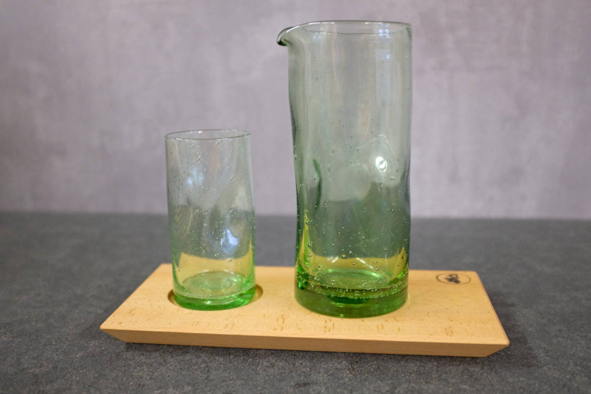 Mit der Bauhaus-Universität Weimar entwickeltes Trinkglas und Wasserkrug auf einem nachhaltigen Holztablett aus Buche.