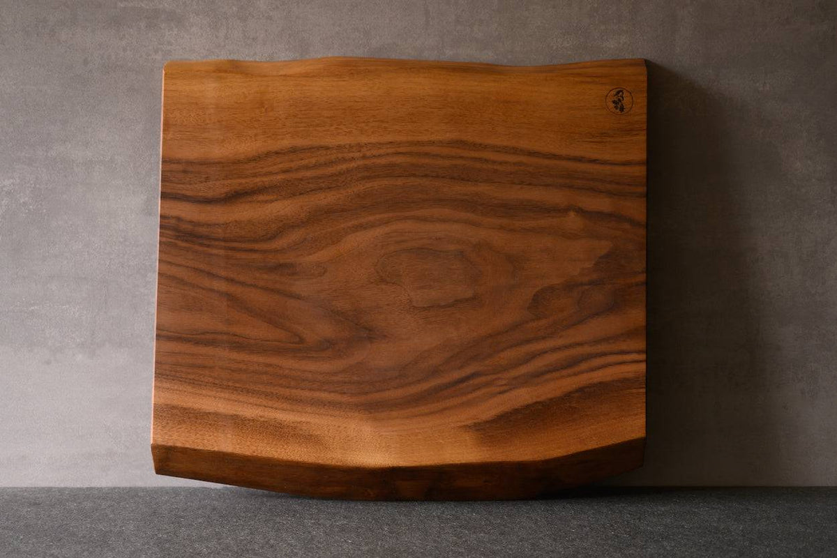 Schneideblock aus Nussbaum aus einem Stück Holz 