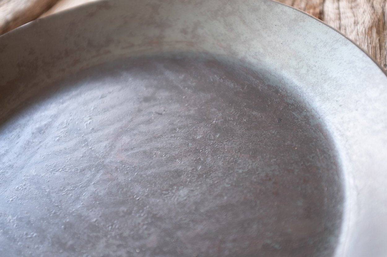 Detailansicht Pfannenboden, Pfanne aus einem Stück Eisen geschmiedet 32 cm Durchmesser 