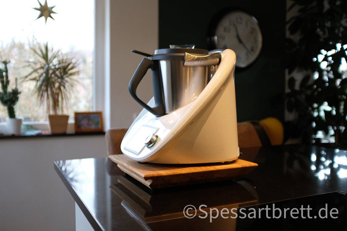 Thermomix TM5 und TM6 in Seitenansicht  auf einem massiven Gleitbrett aus Eiche.